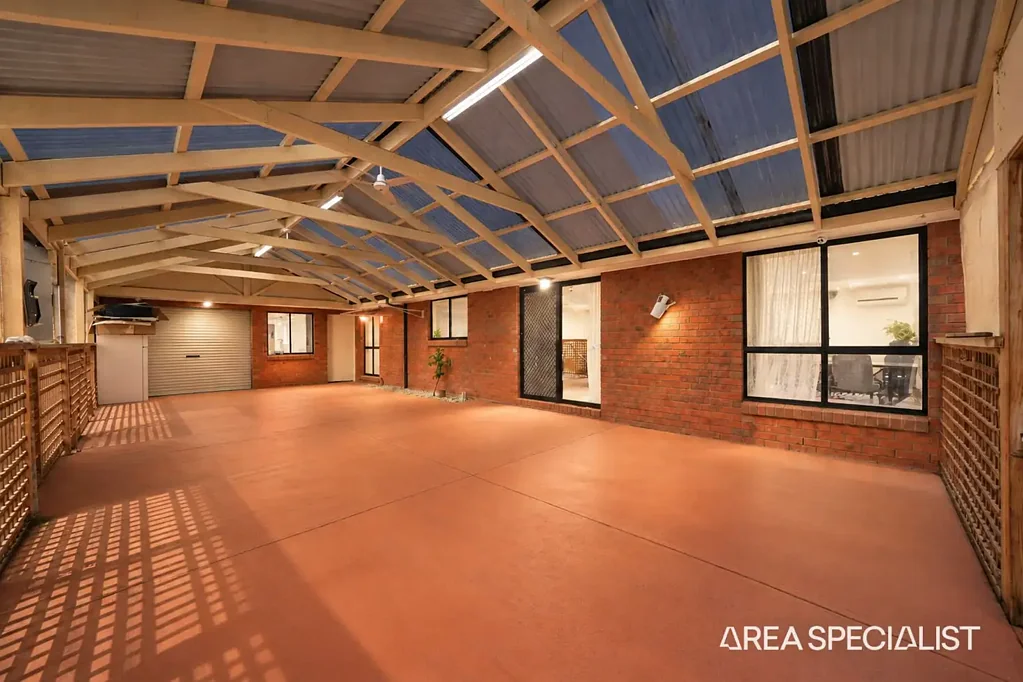 Harkness 4कमरा THE BRIEF: Spacious Family Living with Exceptional Outdoor Entertaining & Drive Through Access!
