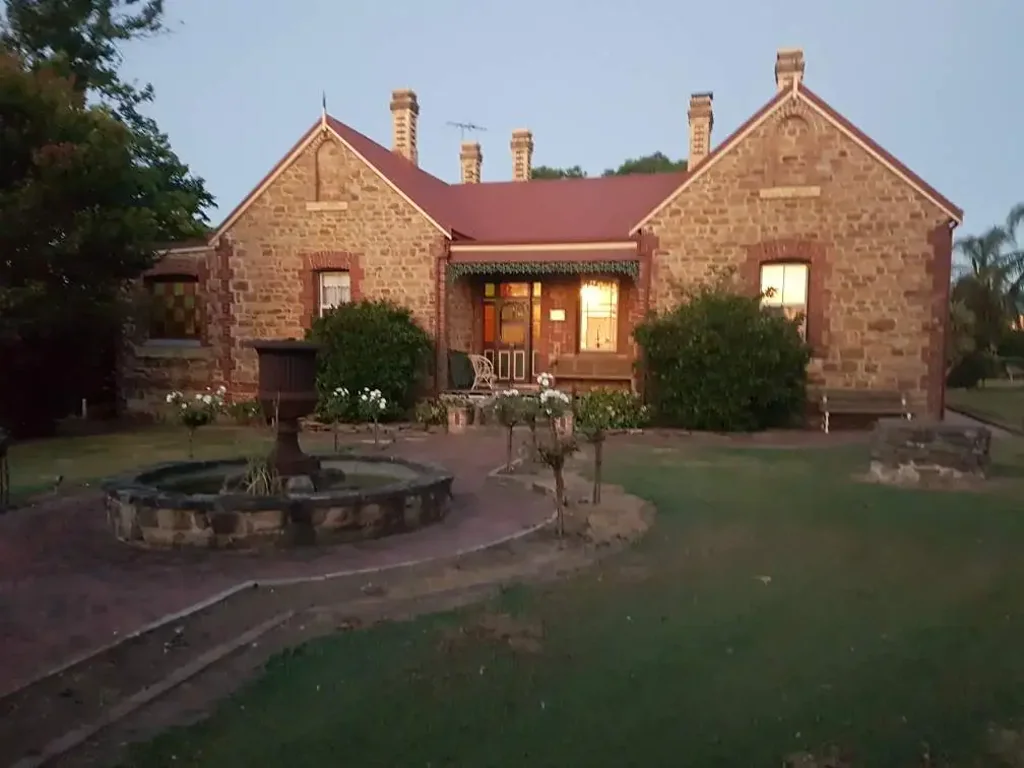 Large sized rooms for rent in heritage Sandstone House on 2500sq metres