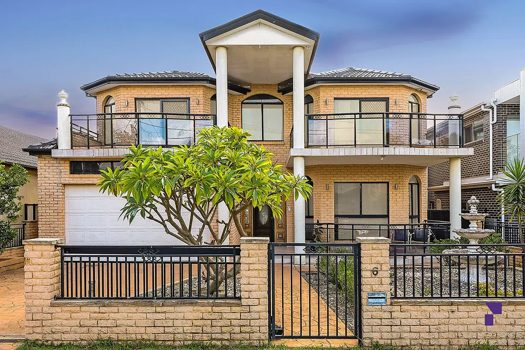Greenacre 5ਬੈੱਡਰੂਮ Grand double brick family residence reveals space, northern light and timeless style