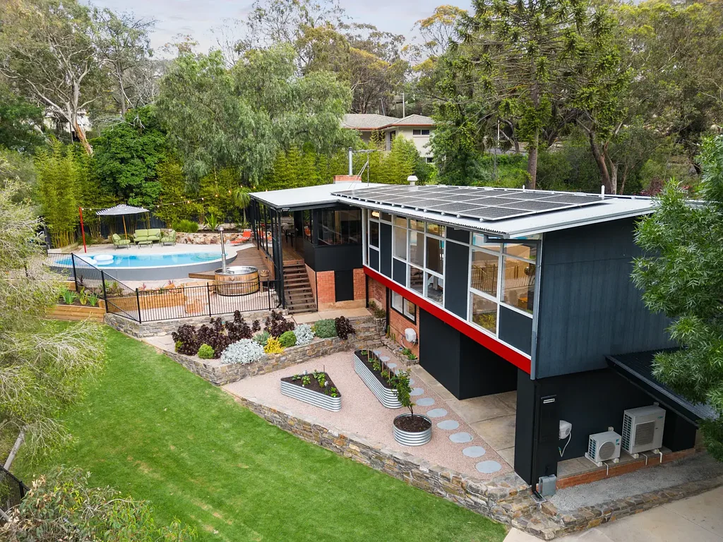 Belair 3ਬੈੱਡਰੂਮ A Mid-Century Revival featuring Belair's Best Backdrop.