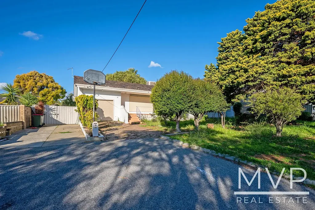 Hamilton Hill 4ਬੈੱਡਰੂਮ RENO or DEMO?  Multiple Development Options!