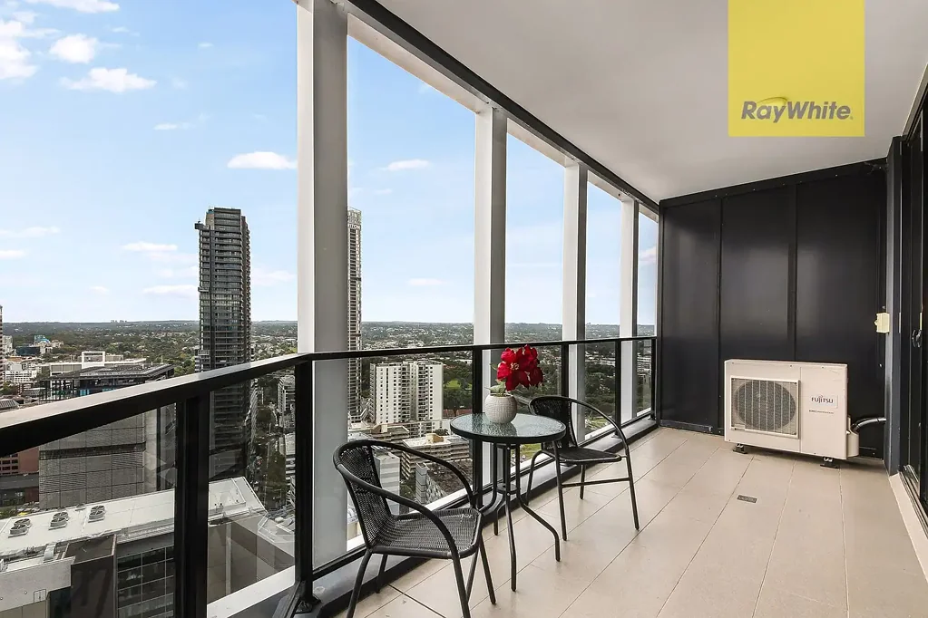 Parramatta 2房 高空现代公寓 28层全景北部景观 城市便利步行生活 轻松抵达交通枢纽 主卧套间私人阳台 设施齐全豪华享受。 'SKYRISE' MODERN COMPLEX IN THE HEART OF PARRAMATTA