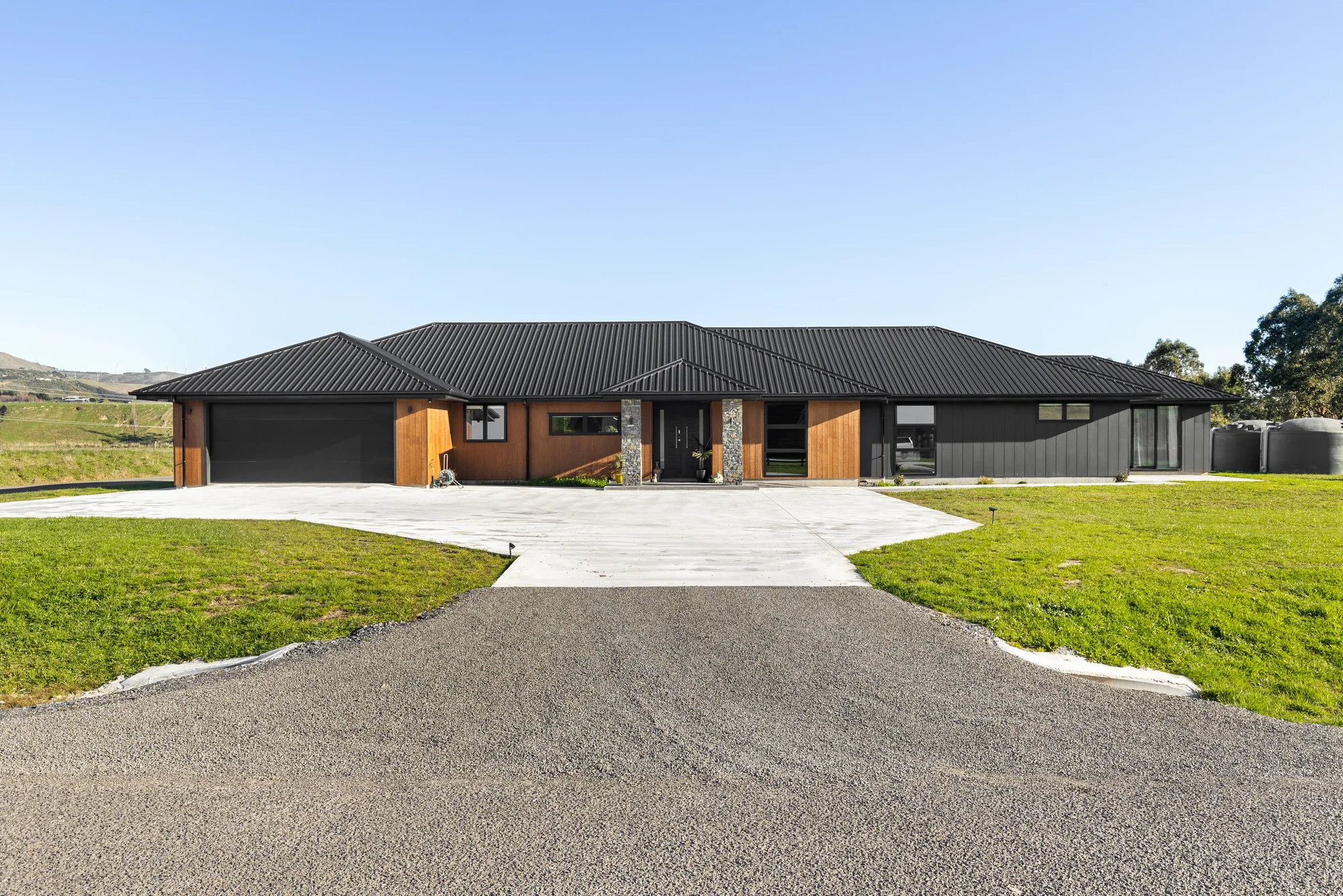 Fitzherbert 5બેડરૂમ A statement home in a scenic setting