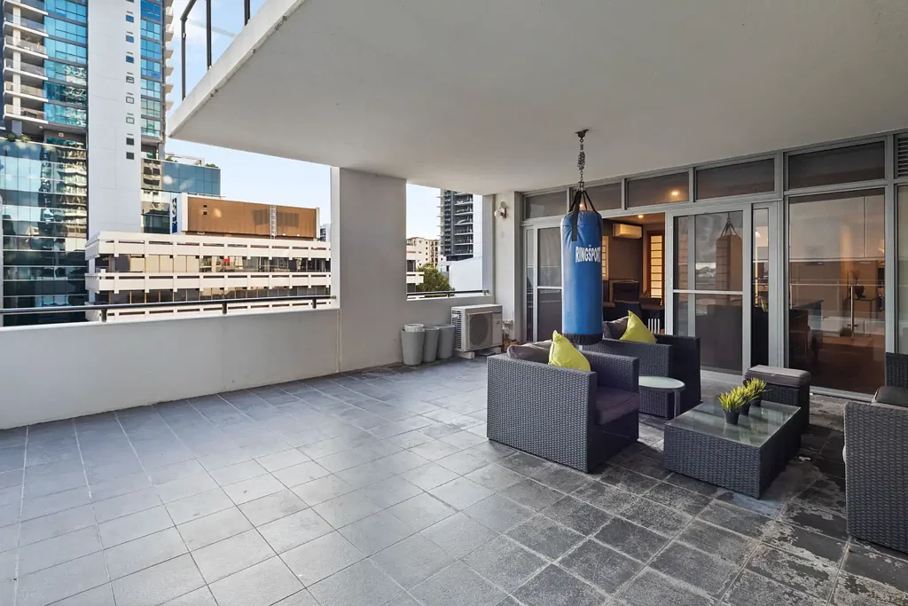 East Perth 1Moenga Contemporary and Spacious Rise Apartment.