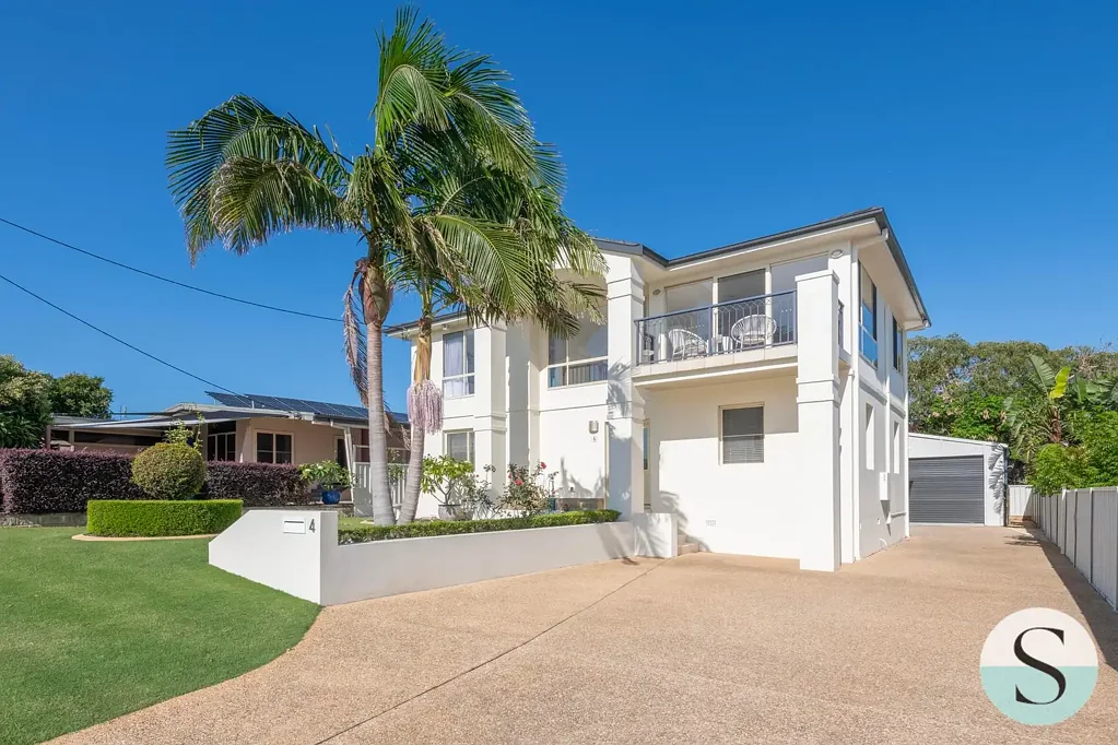 4 Caves Beach Road, Caves Beach, NSW 2281