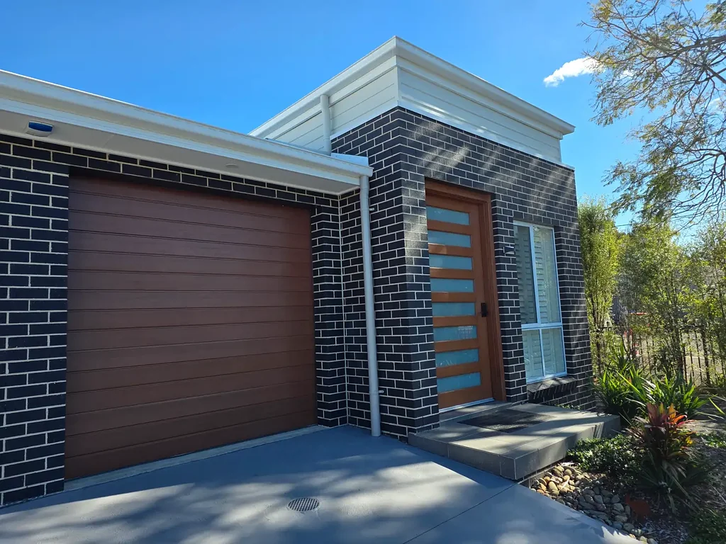 Corrimal 4房 全新独栋产权 662平米花园 4卧书房 2起居 5车位容 精美厨房 高天顶 7星节能 太能能 声学舒适 遮盖Alfresco 私人绿洲 步行村庄生活 Single Leve; Home  in a great location with room for caravan and boat and NO strata fees
