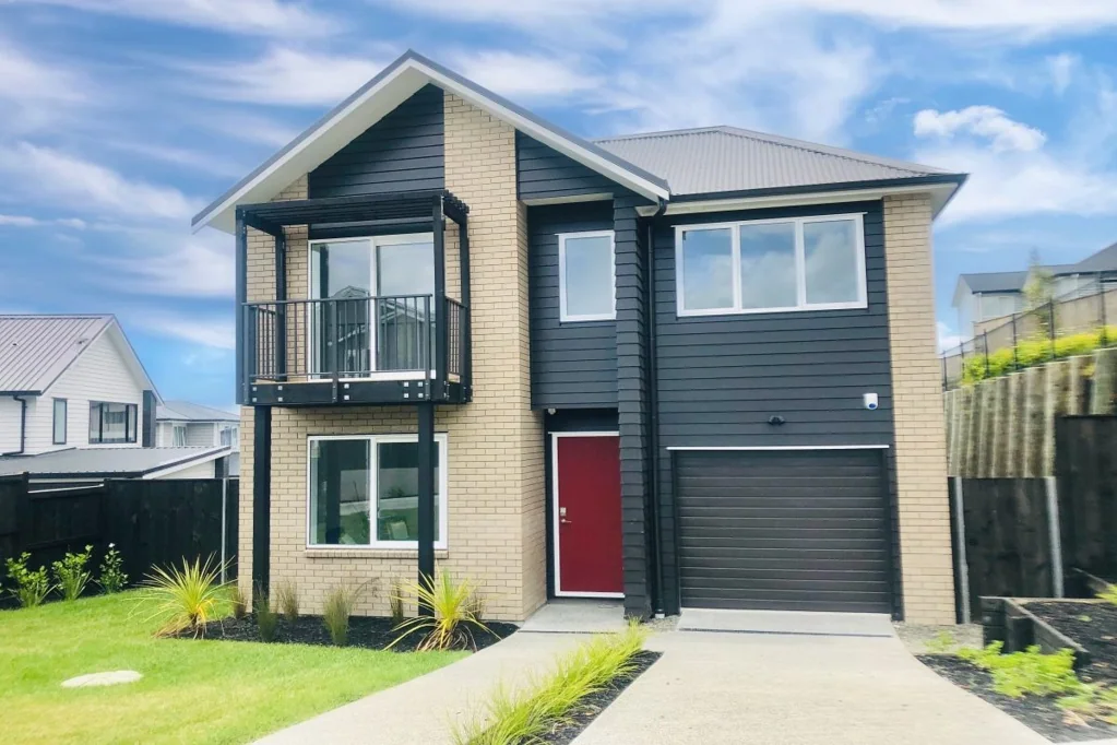 Spacious 4 Bedroom 2 Bathrooms - Walking distance to Kingsway