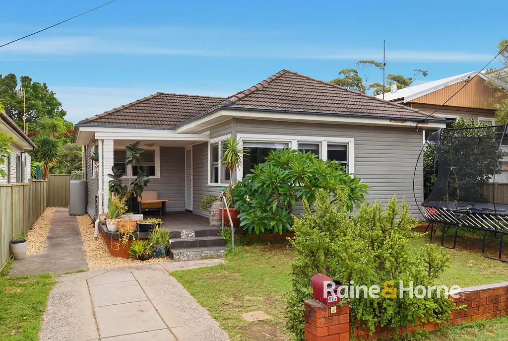 HOME CLOSE TO BEACH