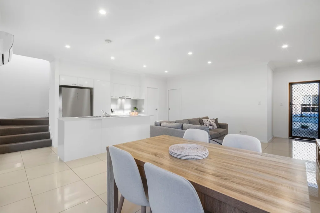 Calamvale 4房 精致、低维护生活，毗邻公园、学校和商店 Refined, Low-Maintenance Living Moments from Parks, Schools and Shops