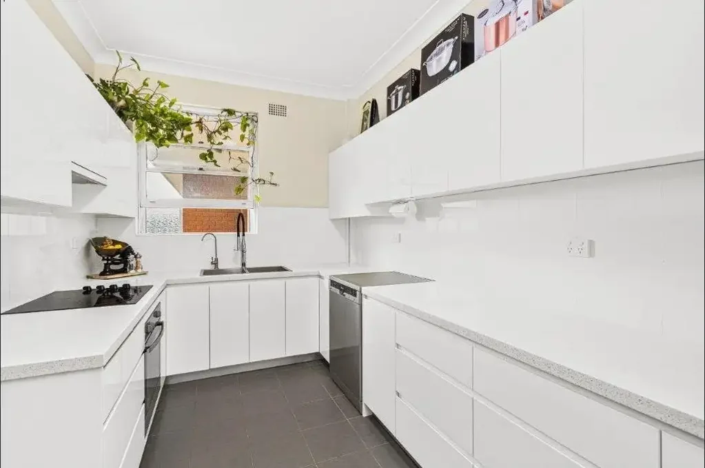 Renovated Top Floor 2 Bedroom Apartment with Garage