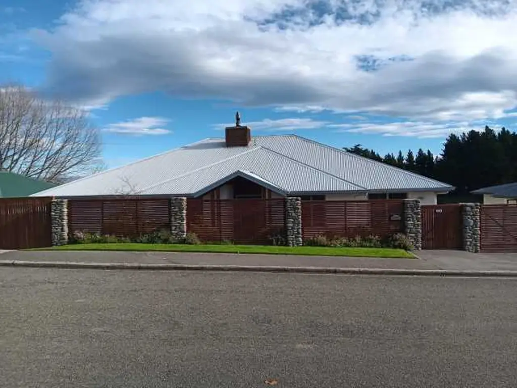 Oamaru 4બેડરૂમ SPACIOUS QUALITY BUILD IN GOOD LOCATION