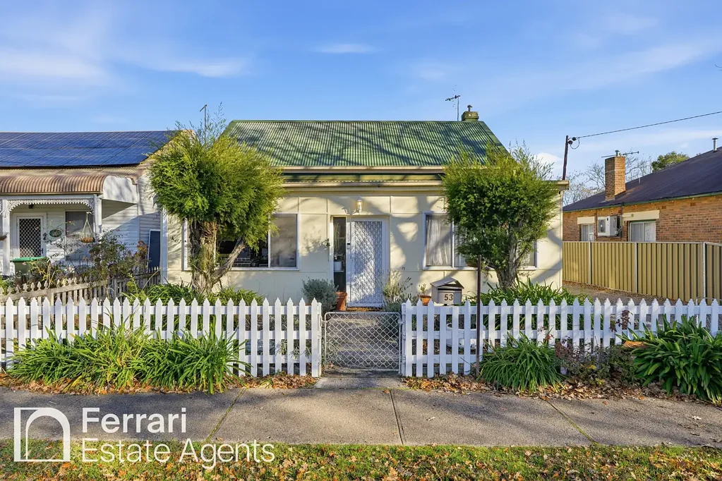 Orange 4 Slaapkamer Character Cottage on Large Block with Storage Shed