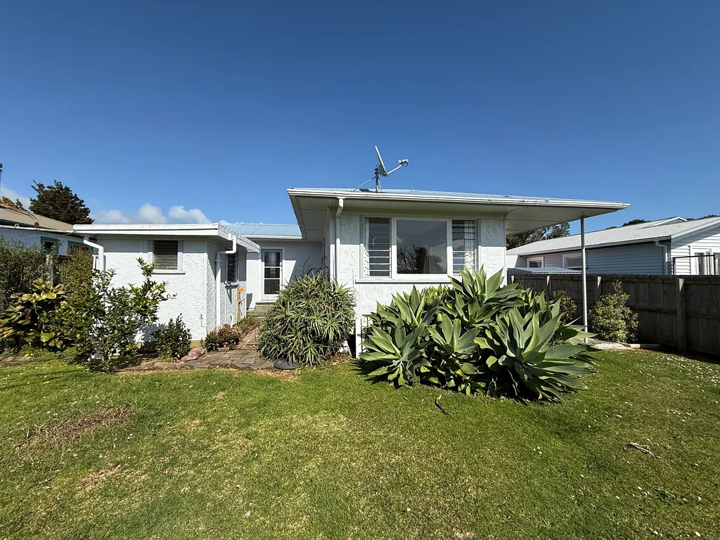 27 Lorenzen Bay Road (Available long term)