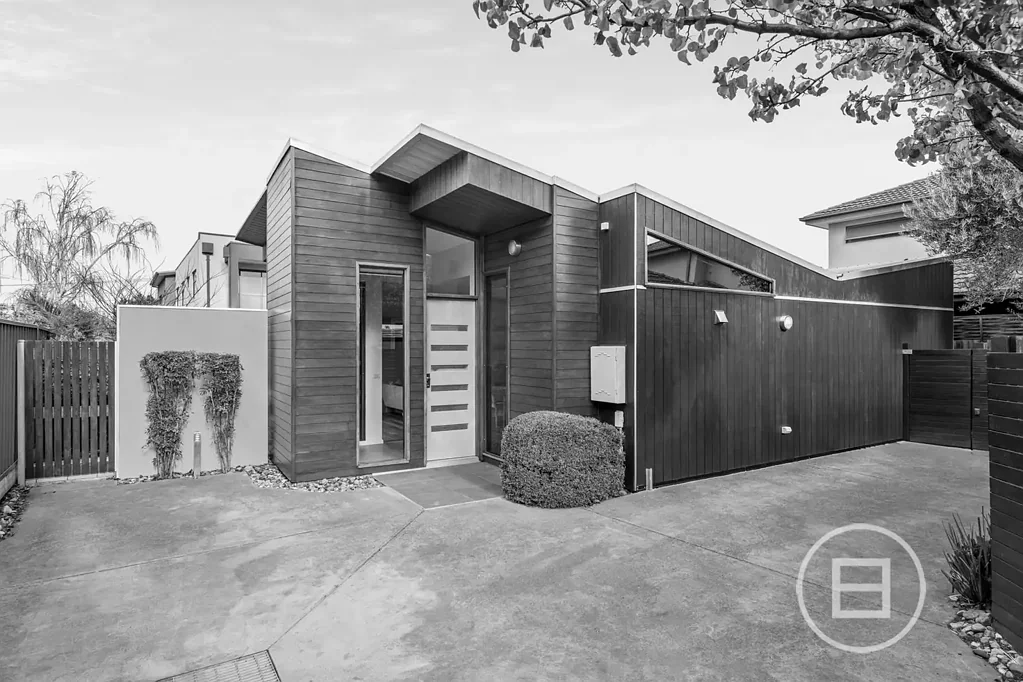 Keilor East 2房 低调奢华领地 规模阳光卓越工艺 超大卧室巨储物 时尚美食厨房 室内外灵动过渡 学区公园便利通勤 Expressions of Interest closing Tuesday 4th August at 5pm