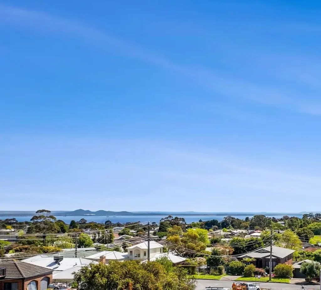 Clifton Springs 2 Bedroom Luxury Apartment Living with Water Views