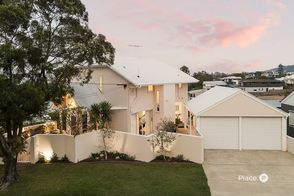 Greenslopes 3ห้องนอน Elegant Executive Home with City Views in Prestigious Greenslopes Pocket