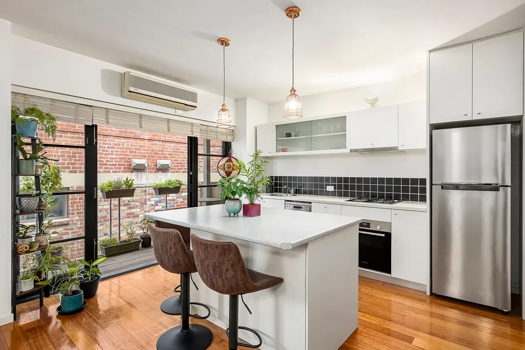 St Kilda 2ห้องนอน Chic Industrial Living in Iconic St Kilda Warehouse Conversion