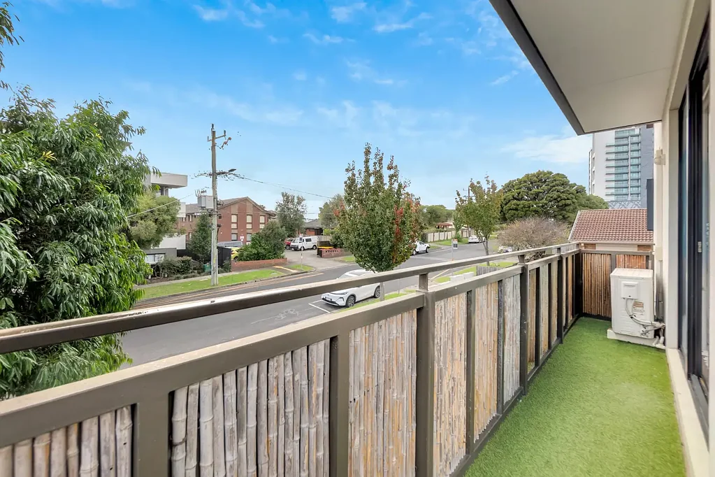Dandenong 2房 两居室明亮公寓 宽敞开放式空间 现代厨房优质电器 宽敞户外娱乐区 优越市中心位置 近学校商场交通 Stylish, Low-Maintenance Living in Prime Location!