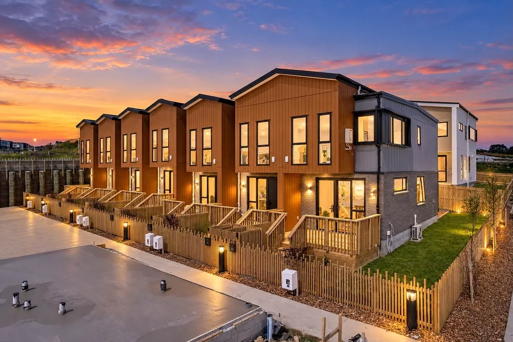 Flat Bush 3房 全新三卧联排住宅 | 10套精品房源价格实惠，首次置业理想之选 Affordable Brand-New Living in Flat Bush