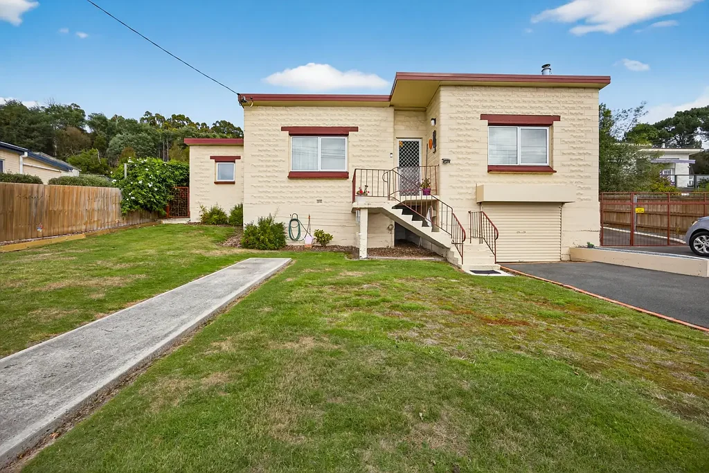 Beaconsfield 2房  Timeless Brick Beauty With Modern Upgrades