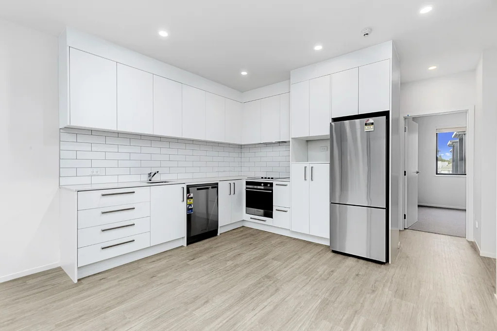 2 BED APARTMENT WITH CARPARK - GREAT LOCATION!