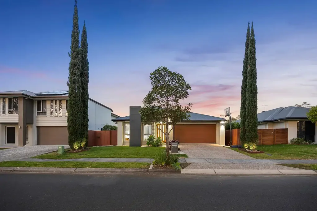 Oxley 4Kwarto Contemporary Single-Level Family Living with Poolside Entertaining
