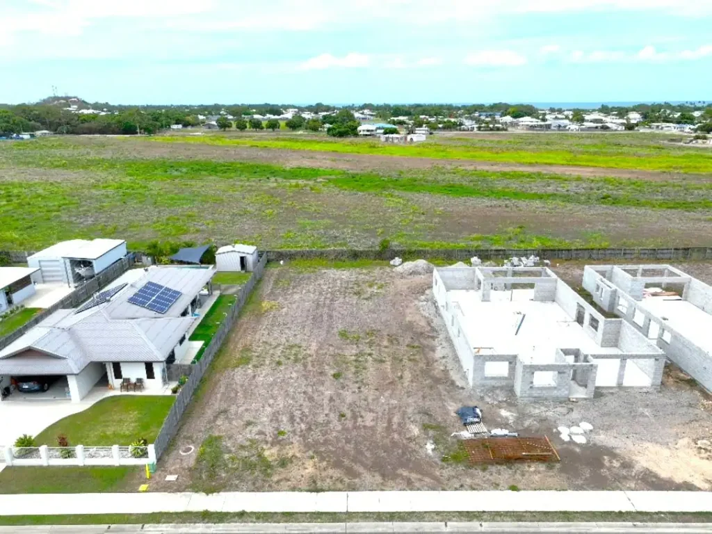 Bowen 756m2 BLOCK IN TOWN