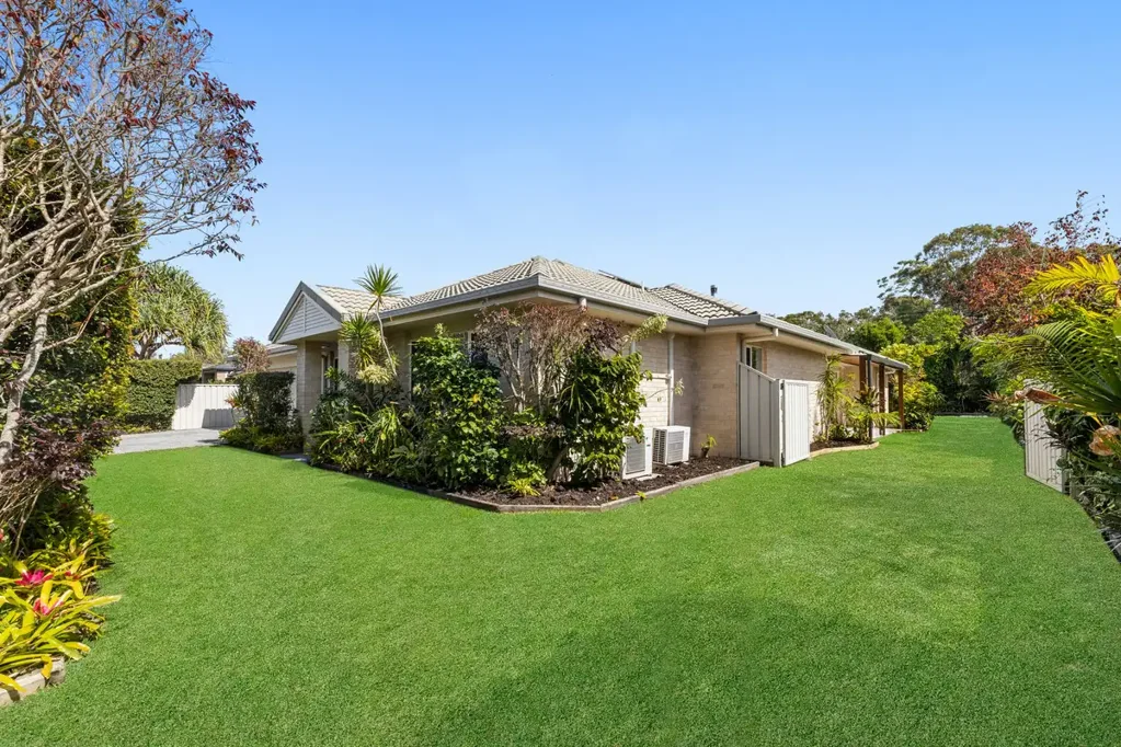 Caloundra West 5Kwarto Family Entertainer + Self-Contained Studio on 950m2