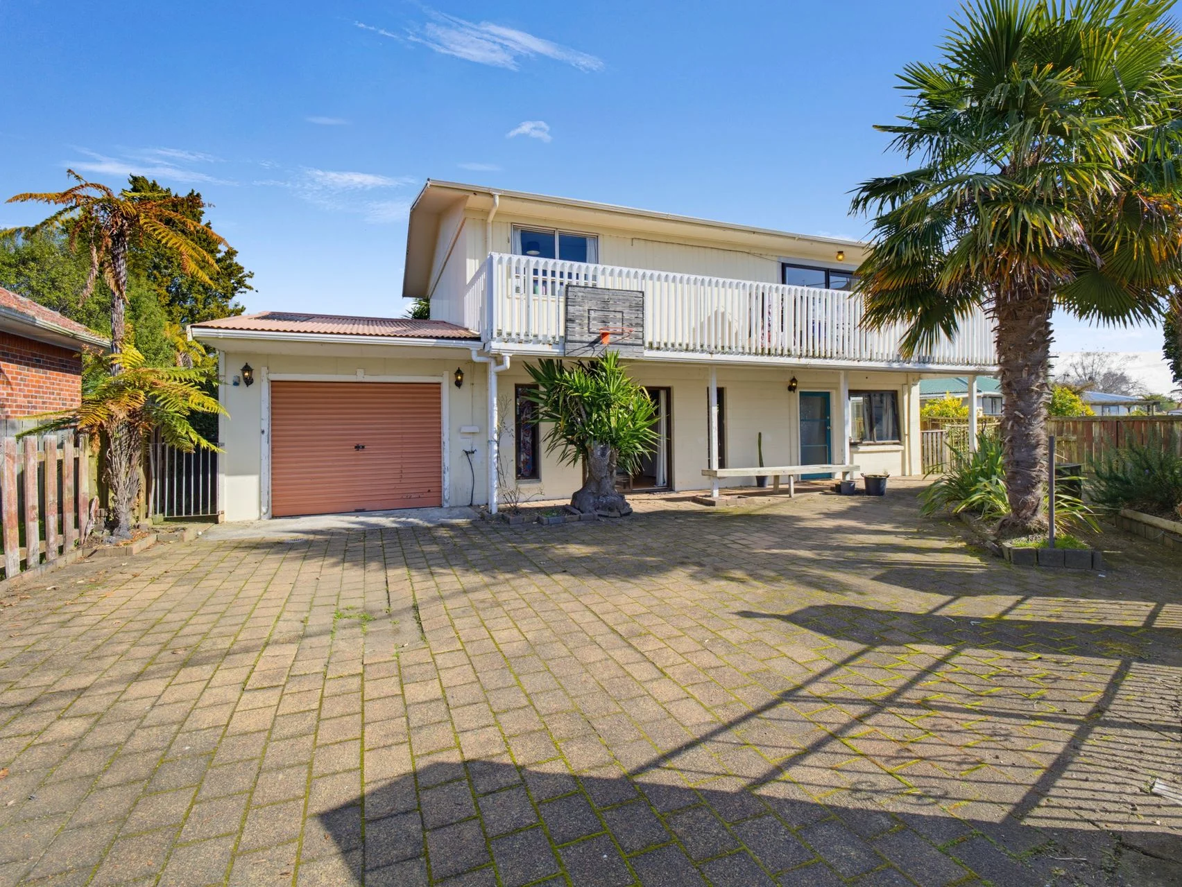 Holdens Bay 3 Bedroom Character, Views & Opportunity Near The Lake