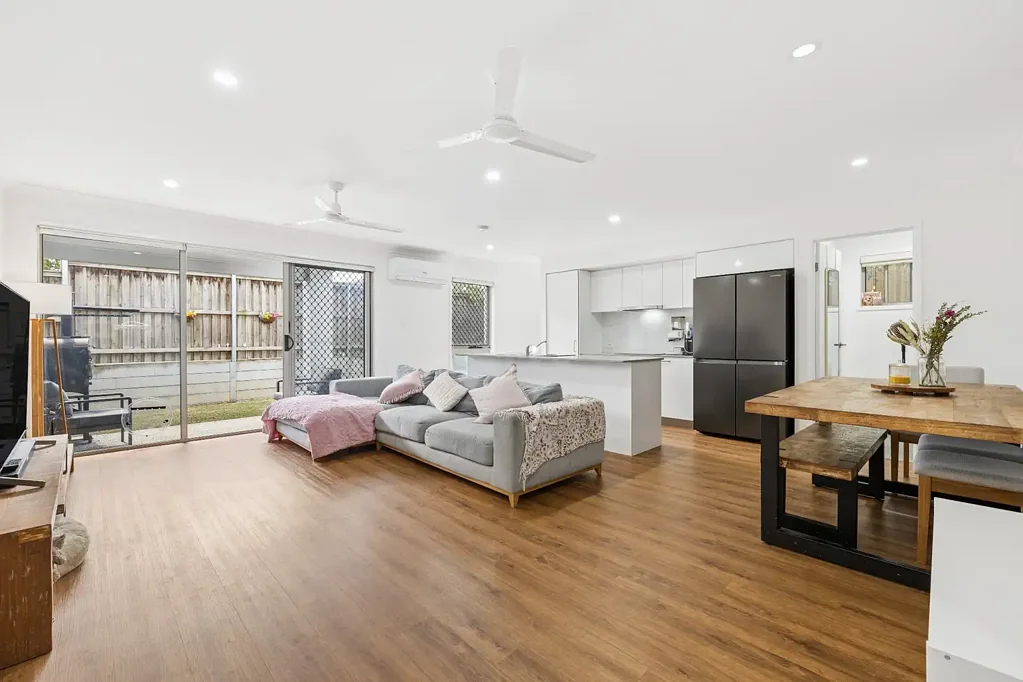 Parkinson 4Habitaciones Spacious Four-Bedroom Townhouse with 2.7m Ceilings & Double Garage