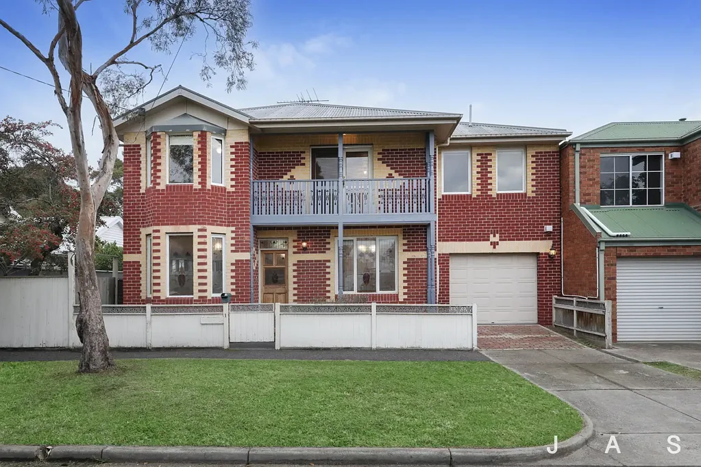 Contemporary Family Living Close to Amenities