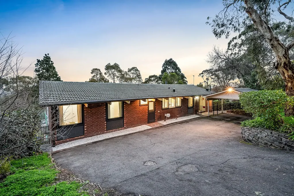 Mount Osmond 6ਬੈੱਡਰੂਮ Stunning 6-Bedroom Family Haven Delivers Lifestyle Magic in Mt Osmond.