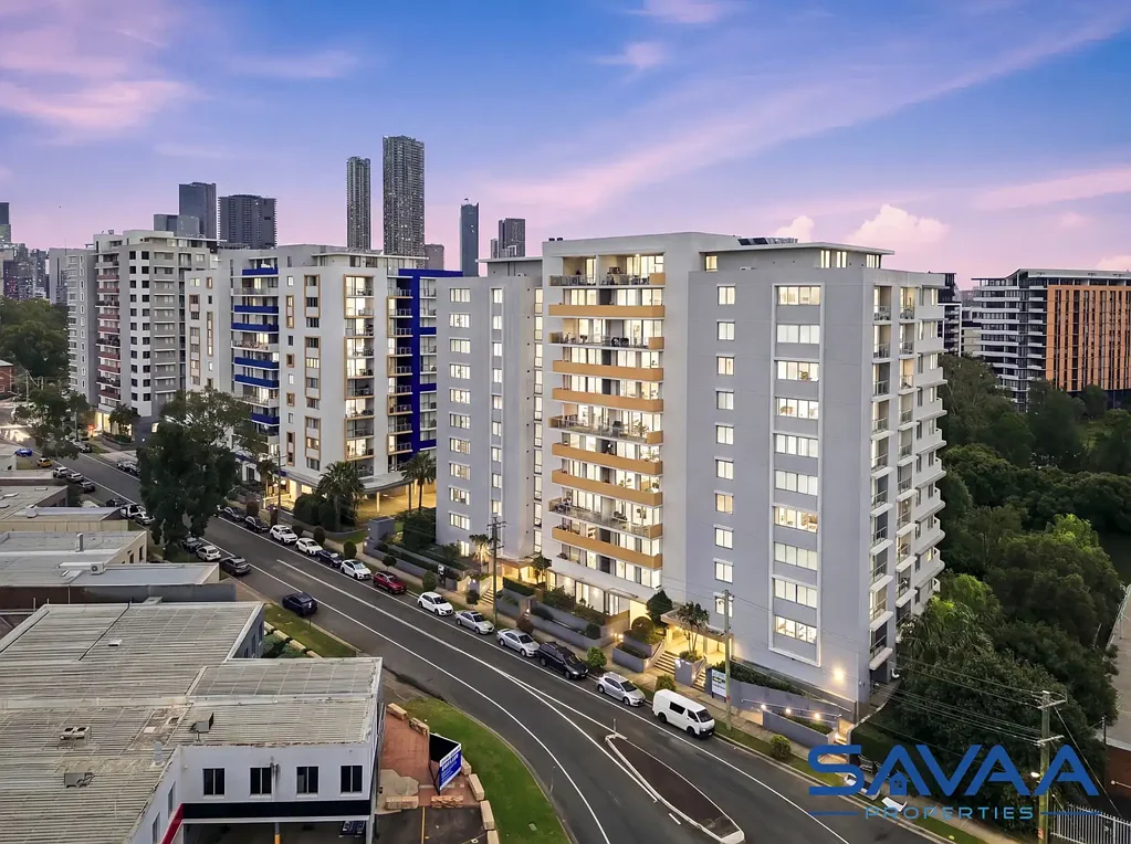 Parramatta 2房 Parramatta河滨奢居 开放式采光布局 私人阳台瞰河 现代厨卫 主卧套间 安全车位 便捷轻轨旁 Luxury Riverside Living with Parramatta at Your Doorstep