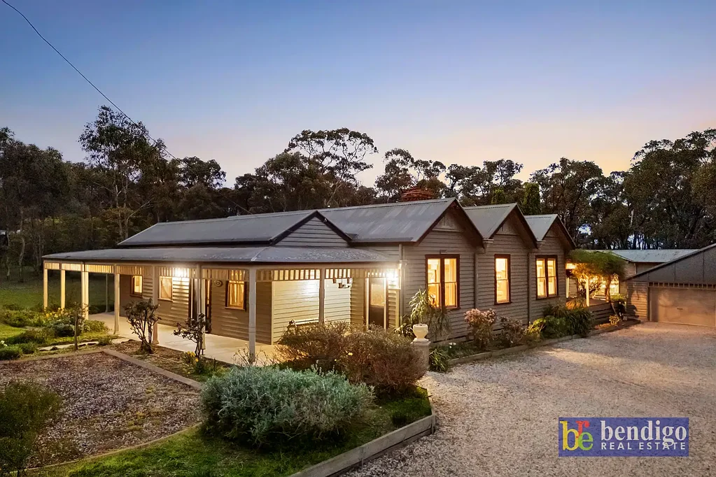 Eaglehawk 5ਬੈੱਡਰੂਮ Federation-Era Charm Meets Expansive Country Living