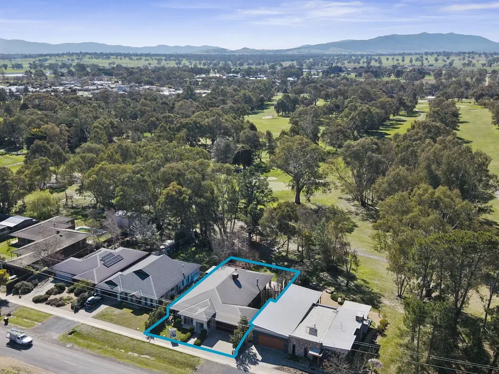 Mansfield 5房  Deceptively spacious family home with golf course frontage!