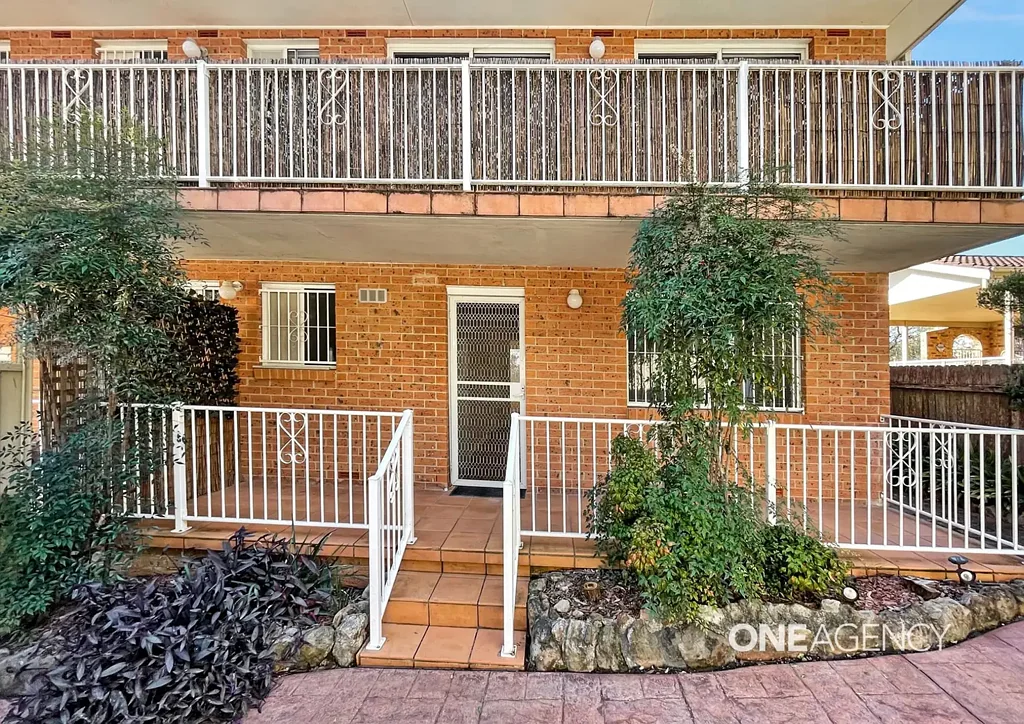 EASY-CARE TWO-BEDROOM HOME IN THE HEART OF VINCENTIA