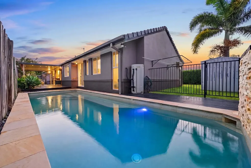 Burleigh Waters 4房  AFFORDABLE, CLEVER BUYING, POPULAR LOCATION, COASTAL LIFESYLE!