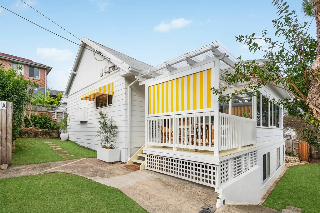 Bexley 4 Slaapkamer Fresh, spacious, chic mid-century entertainer with cool coastal aesthetic, ideally located on Kogarah fringe (Access via 61a Connemarra St, Bexley)