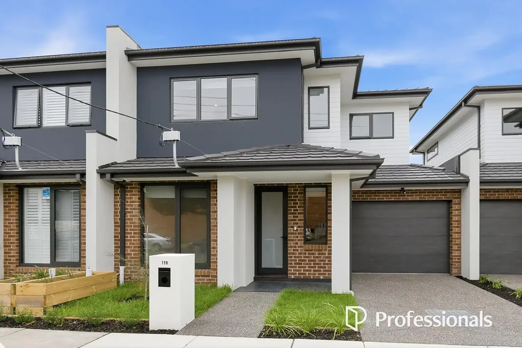 Springvale 4 Slaapkamer Brand New Four-Bedroom Townhouse with Exceptional Space & Convenience