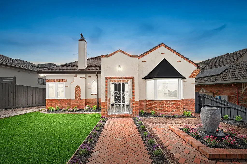 Glen Iris 4房 游泳池 桑拿房 现代魅力 绿树成荫 著名学校 开放式客厅 岛屿厨房 主卧阳台 双水槽套间 精心花园 学校区 便利设施 Magnificent 1930s Home with Pool and Sauna