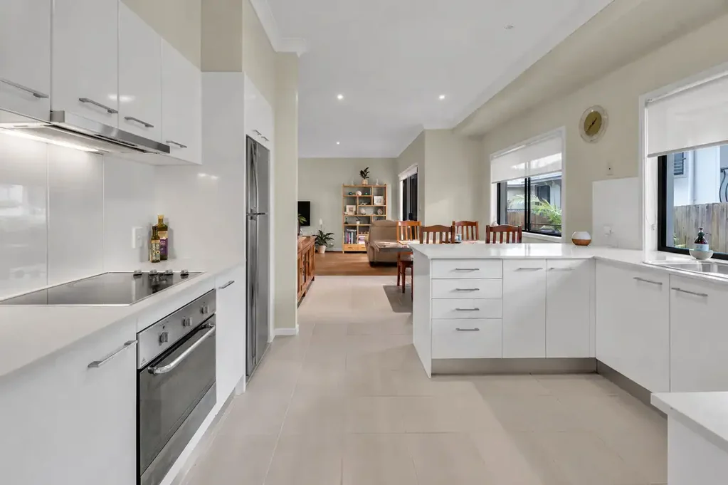 Ashmore 3Zimmer CENTRAL & CONVENIENT LARGE FAMILY HOME IN PRIVATE & SECURE BOUTIQUE ESTATE!