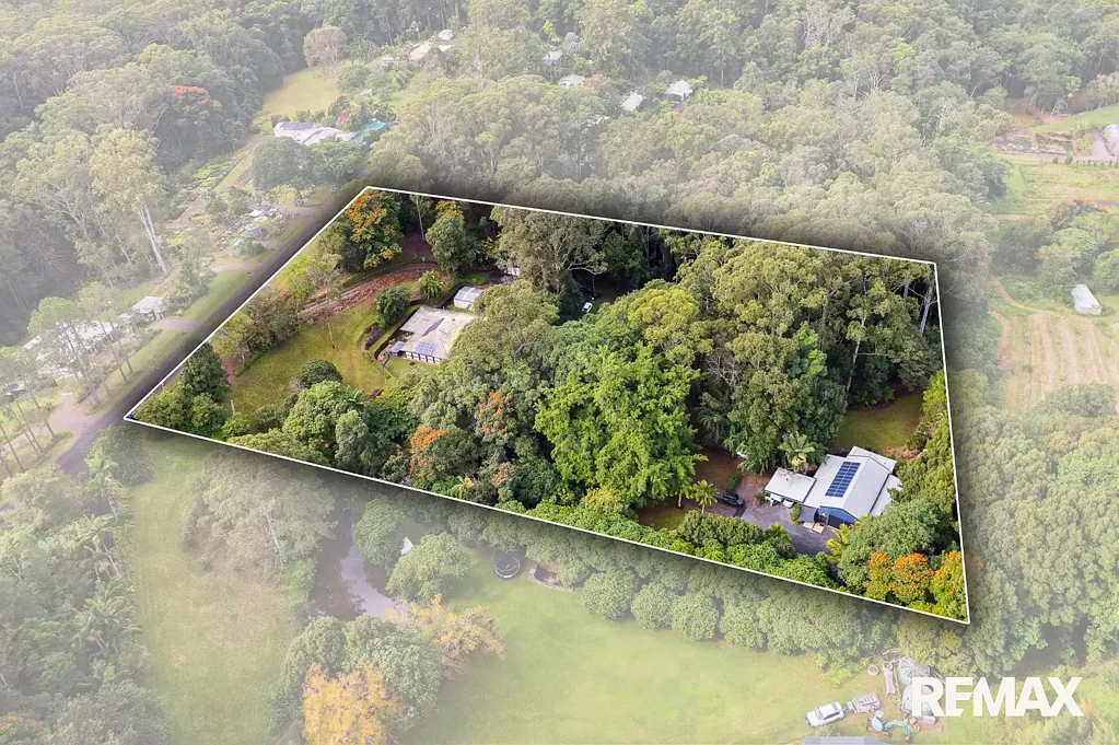 Rosemount 8房  Dual Homes, Acreage Lifestyle in Tightly Held Rosemount