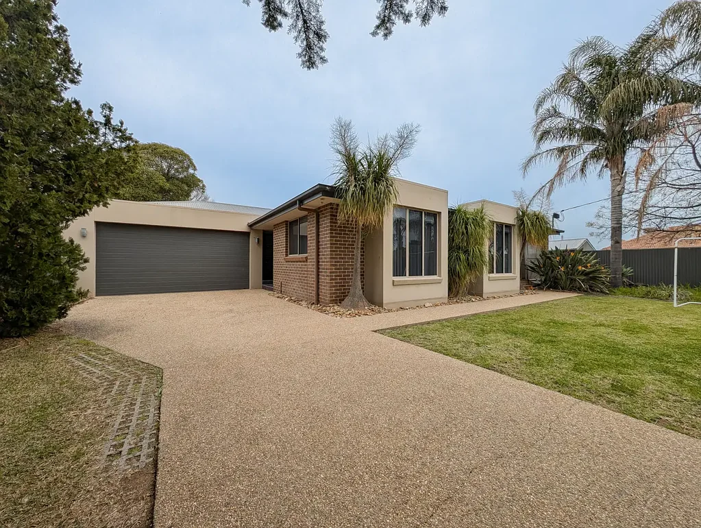 Kerang 5ਬੈੱਡਰੂਮ Stunning 5-Bedroom Home Opposite Kerrang South Primary School