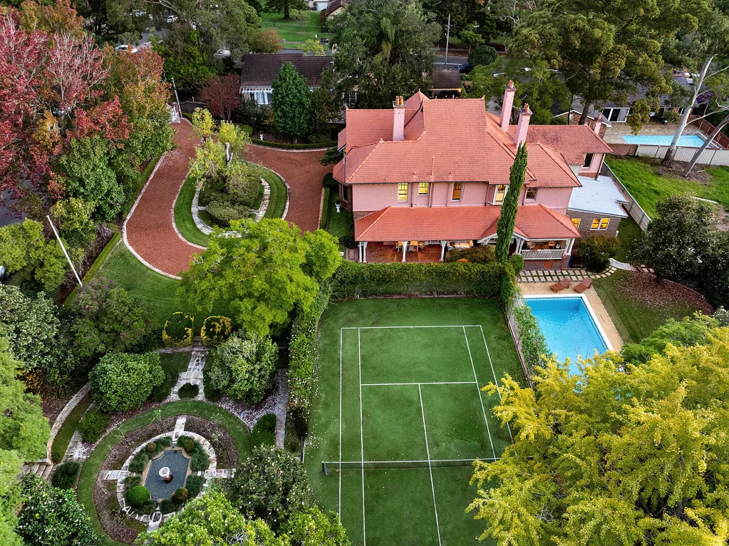Wahroonga 5房 3233㎡地块！永恒典雅邂逅奢华翻新，带网球场、游泳池与英式景观花园！ Reimagined timeless elegance with tennis court and pool on 3233sqm