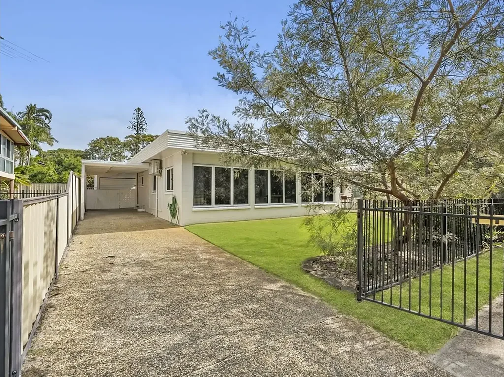 Beachside Family Home – Lawn Maintenance Included!