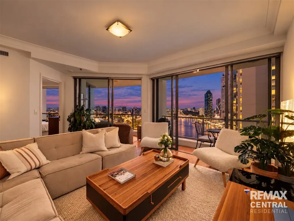 Brisbane City 3房 翻新河畔生活，宽敞、时尚，坐拥壮丽美景！ Renovated Riverfront Living with Space, Style and Spectacular Views!