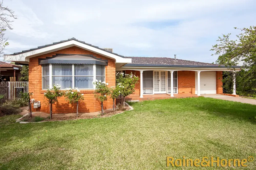 FAMILY HOME IN SOUGHT AFTER SOUTH