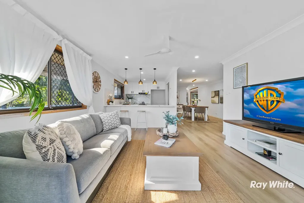 Daisy Hill 4Zimmer Bushland Serenity Meets Modern Style - Walk to John Paul College From This Renovated Daisy Hill Home