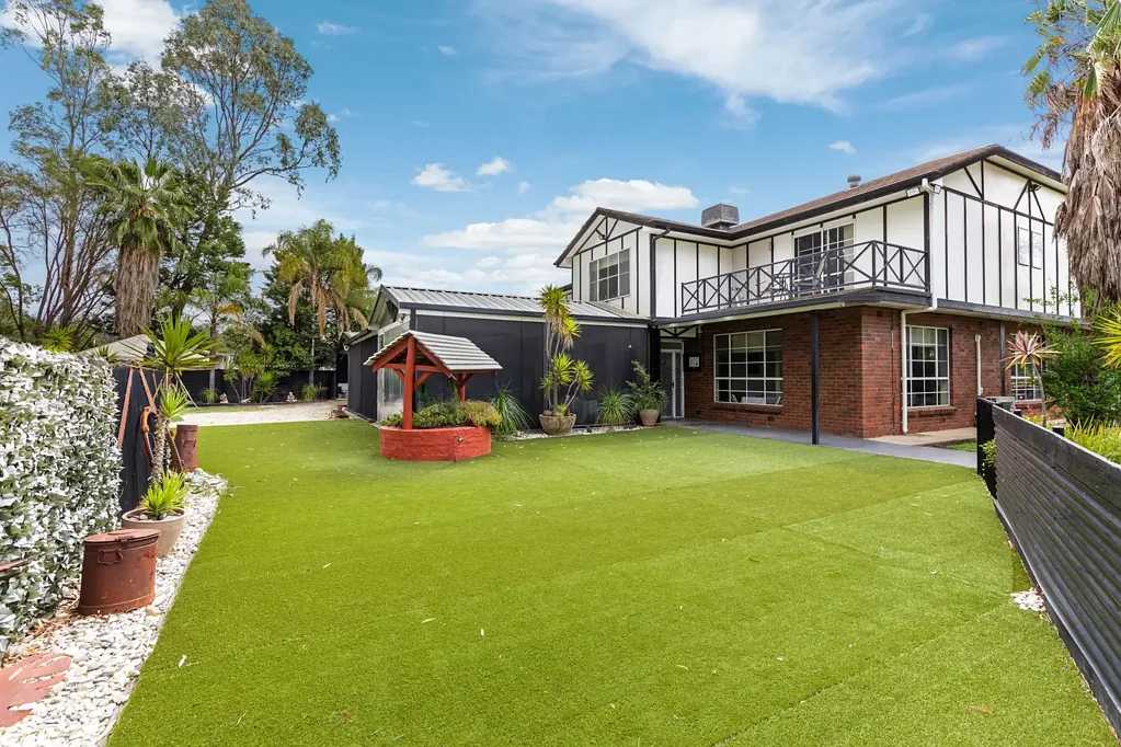 Barham 4બેડરૂમ Iconic Tudor Estate With Endless Possibilities