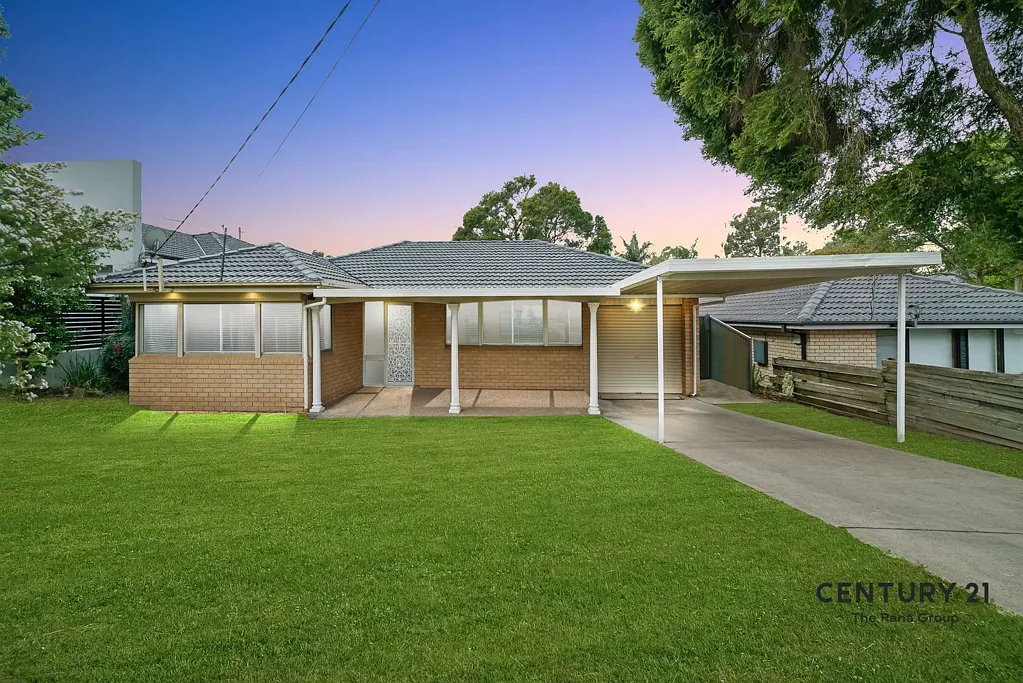 Seven Hills 4Kwarto Spacious 4-Bedroom Brick Veneer Home in a Sought-After Family-Friendly Area